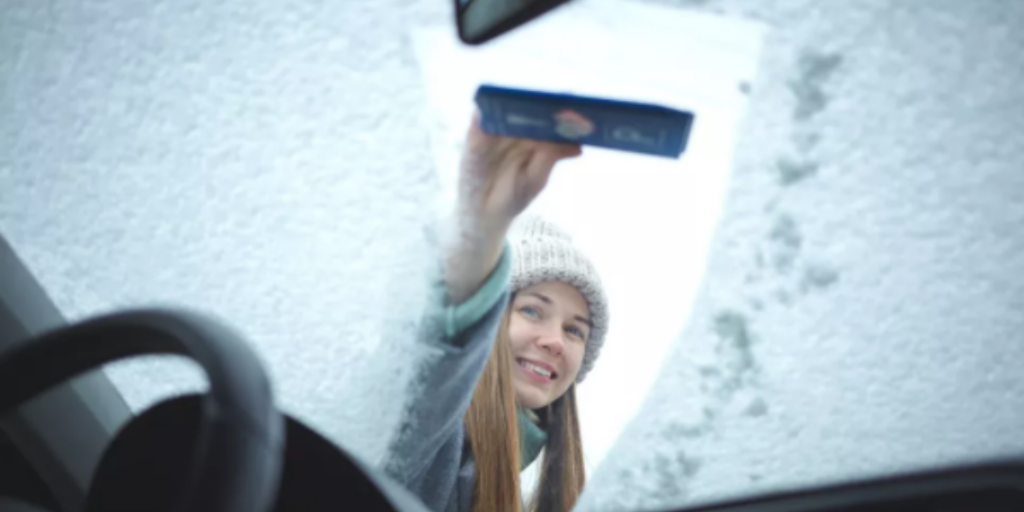 Tips to defrost a windshield without damaging it